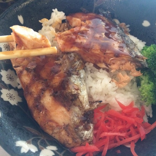 Das Foto wurde bei Sushi Chef Japanese Restaurant &amp; Market von Michelle Rose Domb am 9/28/2015 aufgenommen