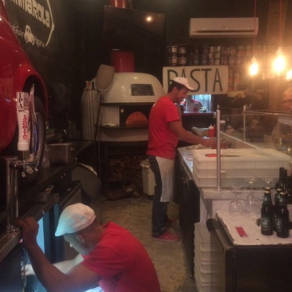 Foto scattata a Pummarola Pastificio Pizzeria da Michelle Rose Domb il 5/30/2015