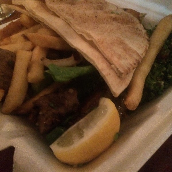 Foto tomada en Maroosh Mediterranean Restaurant  por Michelle Rose Domb el 3/13/2016