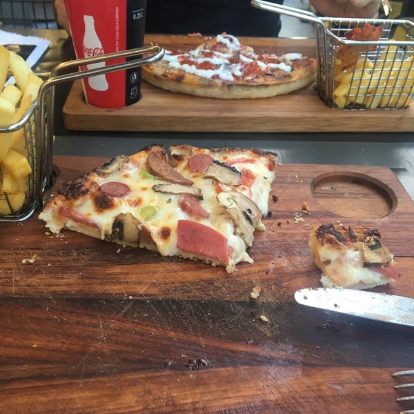 4/17/2018 tarihinde Cansu U.ziyaretçi tarafından Trendy Pizza'de çekilen fotoğraf