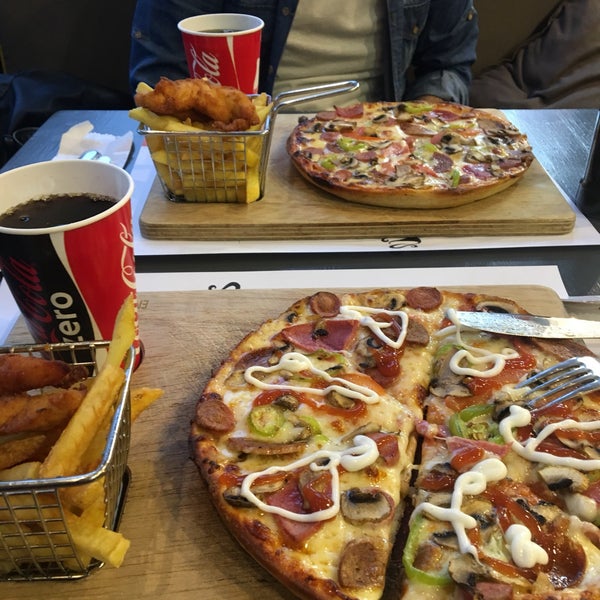 Foto tirada no(a) Trendy Pizza por Cansu U. em 2/10/2018
