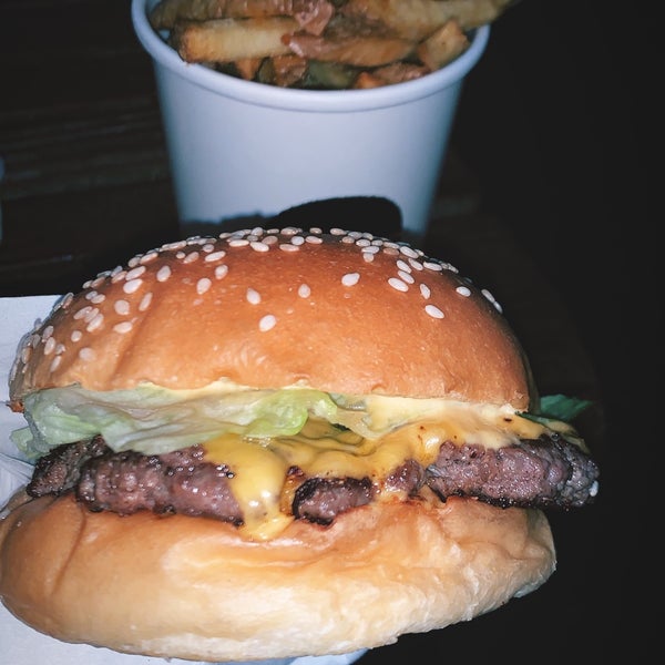 Foto tirada no(a) Bleecker Burger por Weaam em 1/18/2019