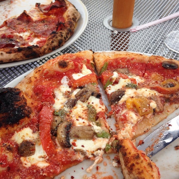 Das Foto wurde bei Frank&#39;s Pizza Napoletana von Robin C. am 11/16/2013 aufgenommen