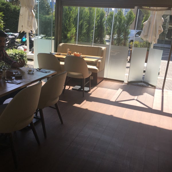 Das Foto wurde bei A Lounge Nargile &amp; Restaurant von Szgnen am 9/15/2017 aufgenommen