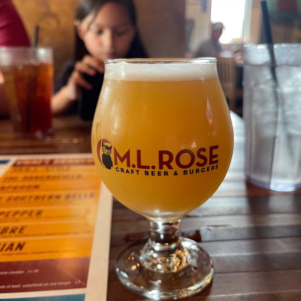 Photo taken at M.L.Rose Craft Beer &amp; Burgers by Barry 🥃 on 5/26/2022