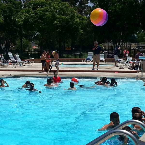 Woodflower Pool Woodbridge에서 수영장일