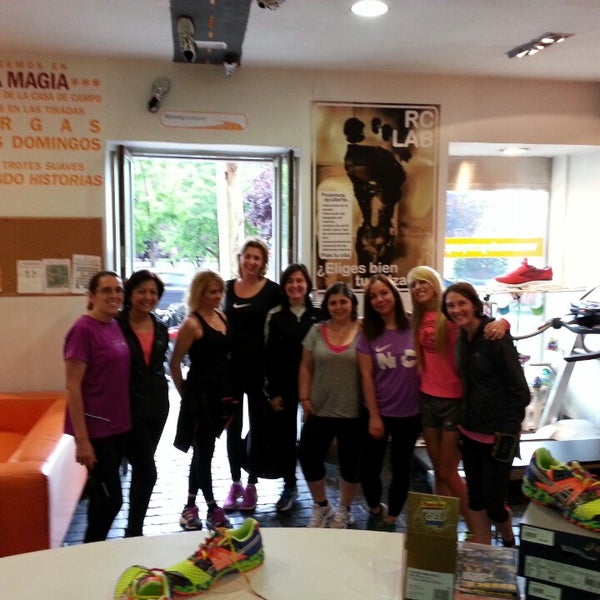 รูปภาพถ่ายที่ Running Company Madrid โดย Ju I. เมื่อ 5/30/2013