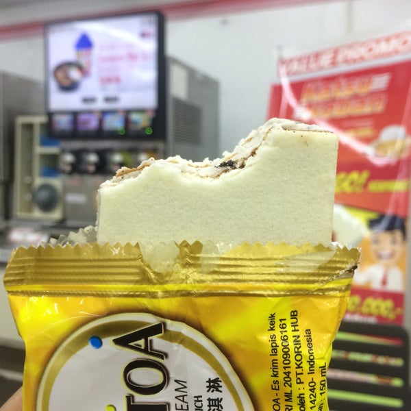Ананасовый пирог слойки в 7 Eleven Таиланд