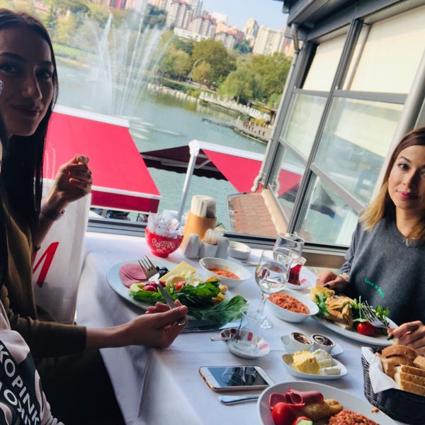Foto tirada no(a) Göl Et Restaurant por Enya K. em 10/20/2019