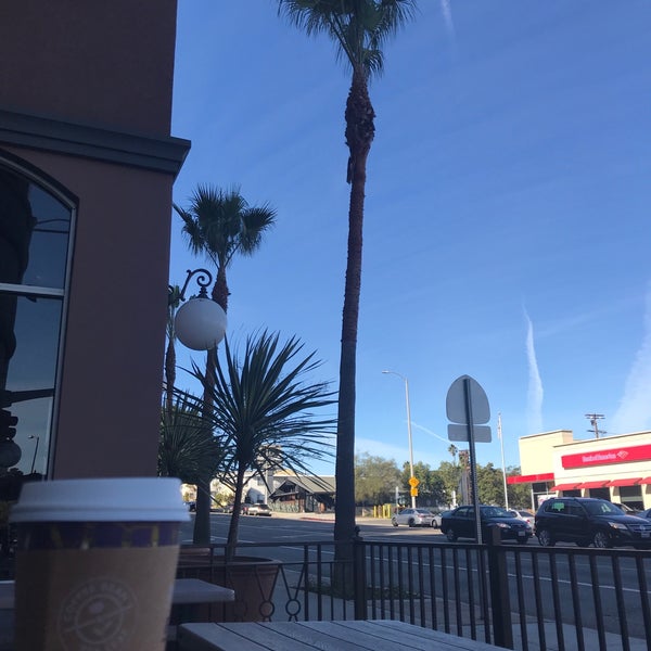 Photo taken at The Coffee Bean &amp; Tea Leaf by Charles K. on 1/13/2018