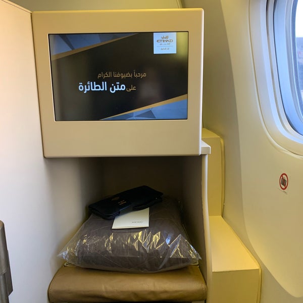 Самостоятельно бизнес класс. S7 питание на борту бизнес класс. Mercedes benz s class maybach. Бизнес класс иркутск. Бизнес класс мем.