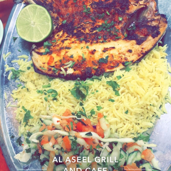 รูปภาพถ่ายที่ Al Aseel Grill &amp; Cafe โดย Ahmad Al-Dhafeeri 🇺🇸 เมื่อ 11/8/2018