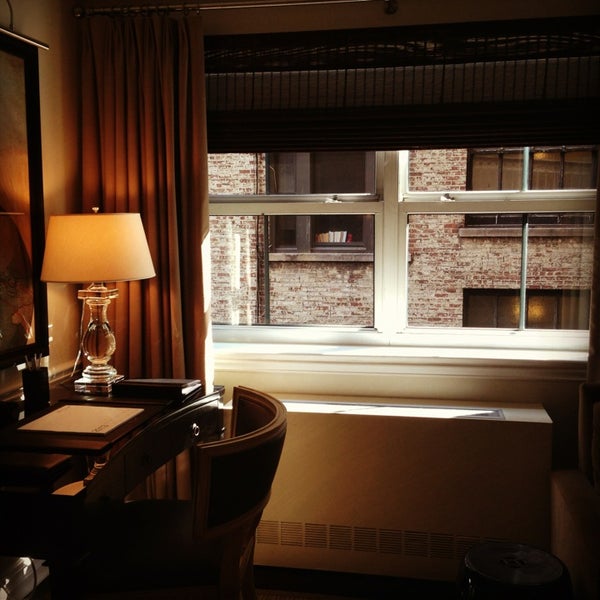 7/28/2013 tarihinde Arianna N.ziyaretçi tarafından The Lowell Hotel'de çekilen fotoğraf
