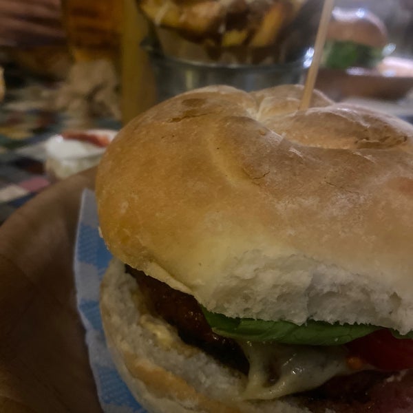 Foto tirada no(a) Makamaka Beach Burger Café por Sa3eed A. em 10/16/2022