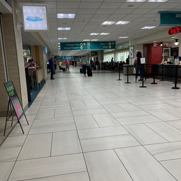 Foto tirada no(a) Pensacola International Airport (PNS) por Reggie C. em 9/20/2021