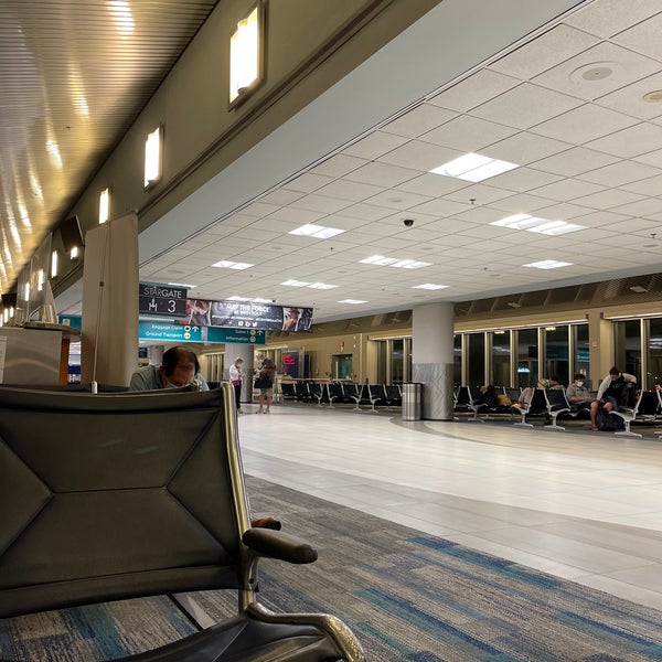 Foto tirada no(a) Pensacola International Airport (PNS) por Reggie C. em 5/23/2021