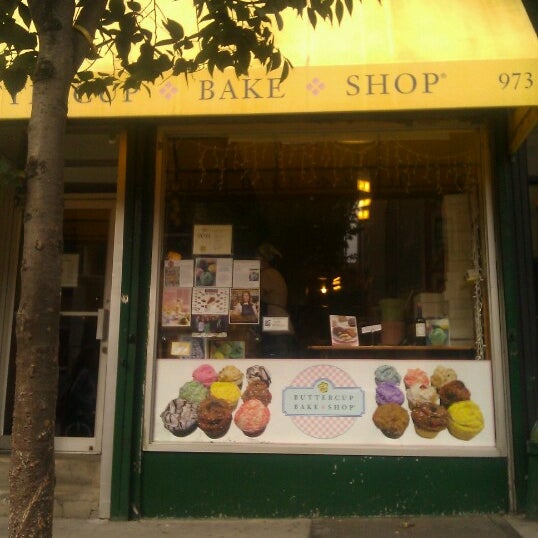 10/8/2012 tarihinde 98ziyaretçi tarafından Buttercup Bake Shop'de çekilen fotoğraf