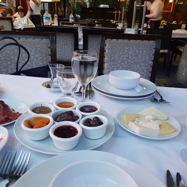 Das Foto wurde bei Ataköy Bahçem Restaurant von Filiz T. am 6/5/2018 aufgenommen
