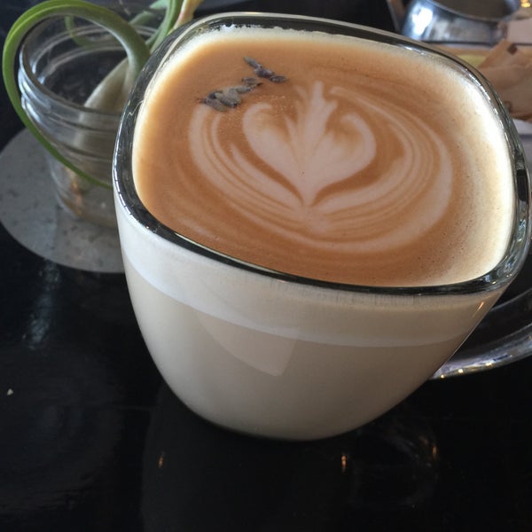 4/2/2015 tarihinde Caroline C.ziyaretçi tarafından Makers &amp; Finders Coffee'de çekilen fotoğraf
