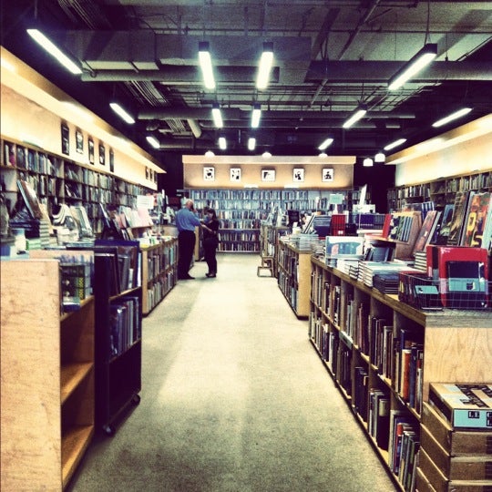 10/22/2012 tarihinde Aaron L.ziyaretçi tarafından Hennessey + Ingalls Bookstore'de çekilen fotoğraf