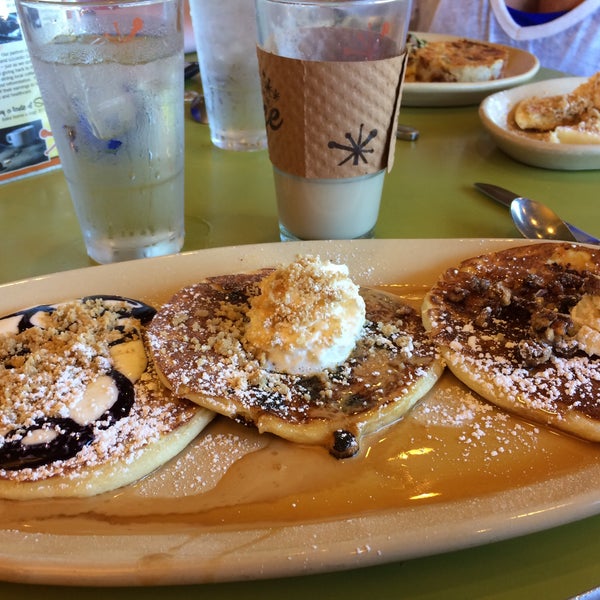 Photo taken at Snooze, an A.M. Eatery by Nicole K. on 9/15/2017