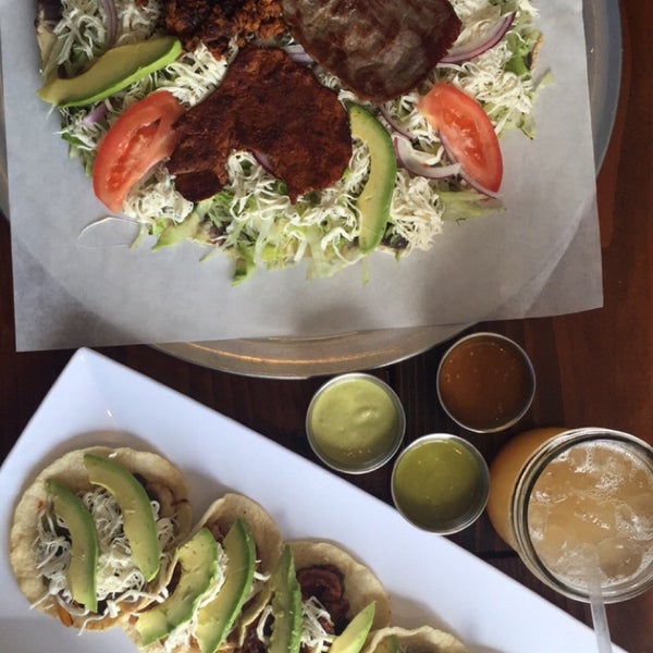 5/4/2016 tarihinde Diane V.ziyaretçi tarafından Tlayuda L.A. Mexican Restaurant'de çekilen fotoğraf