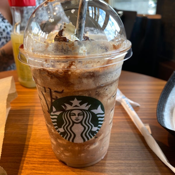 Foto tirada no(a) Starbucks por 𝕾𝖔𝖕𝖍𝖎𝖊 𝕭𝖊𝖊𝖈𝖐𝖒𝖆𝖓 em 7/9/2021
