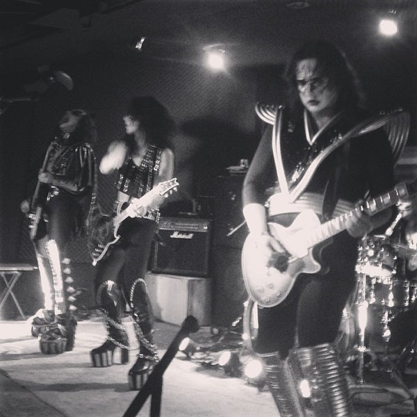 Darkside rock. Paparin wami. Дуги уайт. Фото doogie white. Rockshots records logo.