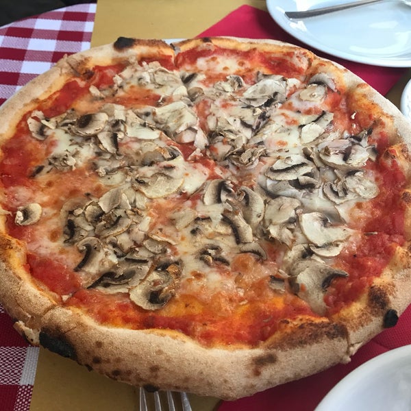 Pizza is good and fresh. really like its location. the waiter is helpful and friendly. It’s definitely a great place to enjoy an authentic Italian food and stay away from the tourists