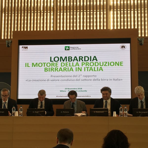 รูปภาพถ่ายที่ Palazzo Lombardia โดย Maurizio M. เมื่อ 11/29/2018
