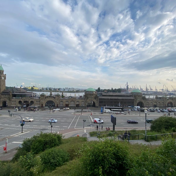 Foto diambil di Hamburger Hafen | Port of Hamburg oleh Q pada 6/1/2022