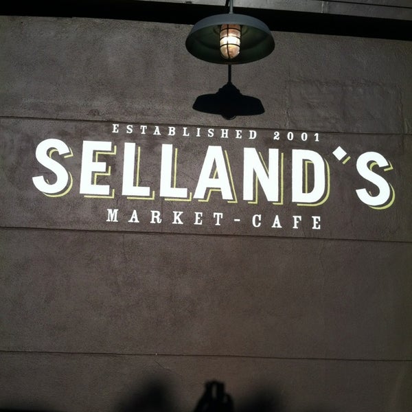 รูปภาพถ่ายที่ Selland&#39;s Market-Café โดย Laura G. เมื่อ 8/2/2013