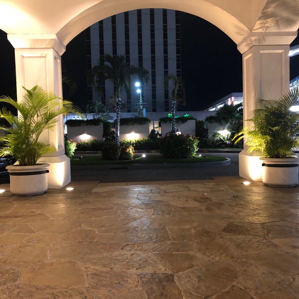 Снимок сделан в Hotel Real InterContinental San Salvador at Metrocentro Mall пользователем CeSaints 12/29/2018