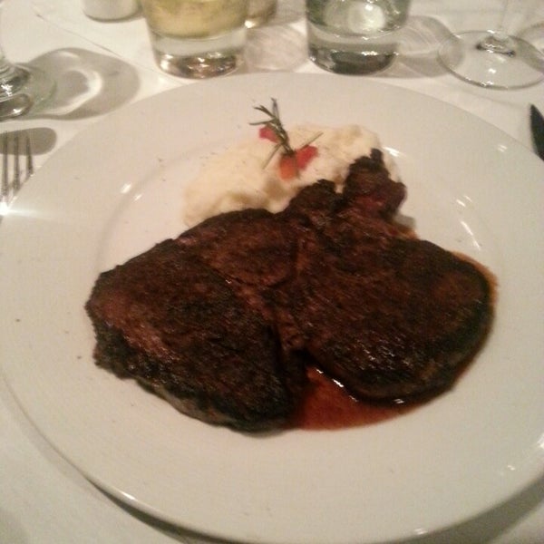 Foto tomada en Chamberlain&#39;s Steak &amp; Chop House  por Kike O. el 9/26/2013