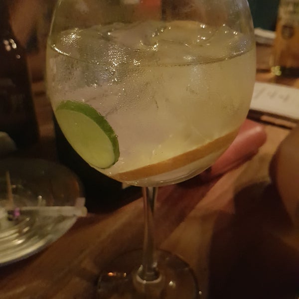 Gin (Bombay) tonic con limón real y naranja 👌