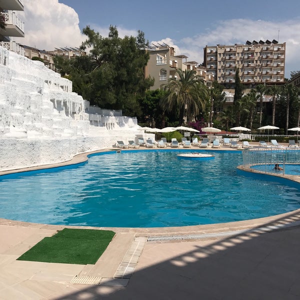 Foto diambil di Club Paradiso Hotel &amp; Resort oleh Mehmet A. pada 5/1/2018