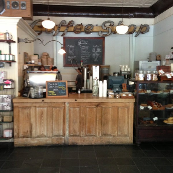 7/7/2013 tarihinde Jonathan O.ziyaretçi tarafından Cafe Pedlar'de çekilen fotoğraf