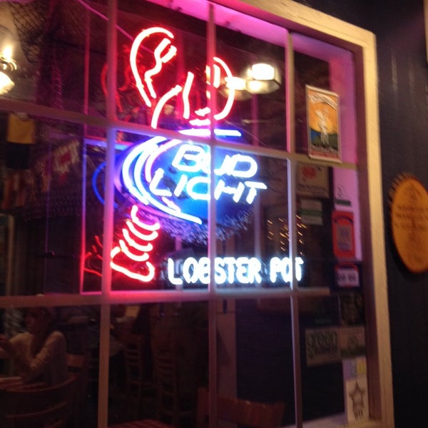 Снимок сделан в Lobster Pot Restaurant пользователем Kimberly M. 11/27/2013