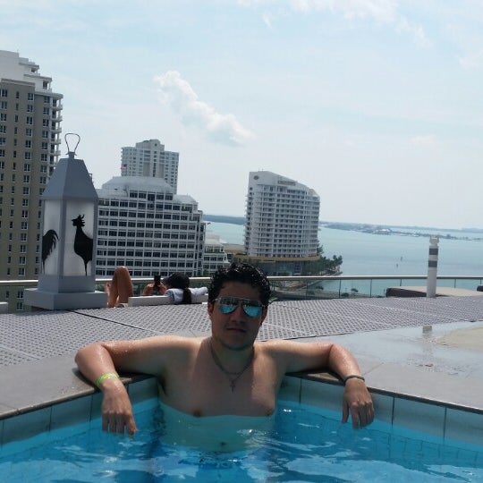 3/23/2015 tarihinde Roberto P.ziyaretçi tarafından Viceroy Miami Hotel Pool'de çekilen fotoğraf