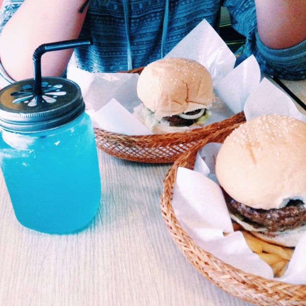 what a satisfying & delicious burger! Didn't regret to try the hungry daisy & BBQ Burger! i love the fries too and blue lemonade! will definitely come back here 💗💗💗💗