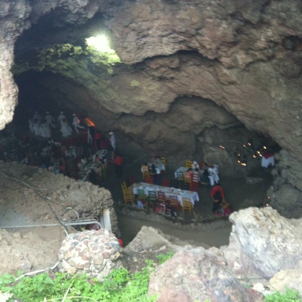 รูปภาพถ่ายที่ La Gruta Teotihuacan โดย Nash R. เมื่อ 7/28/2013