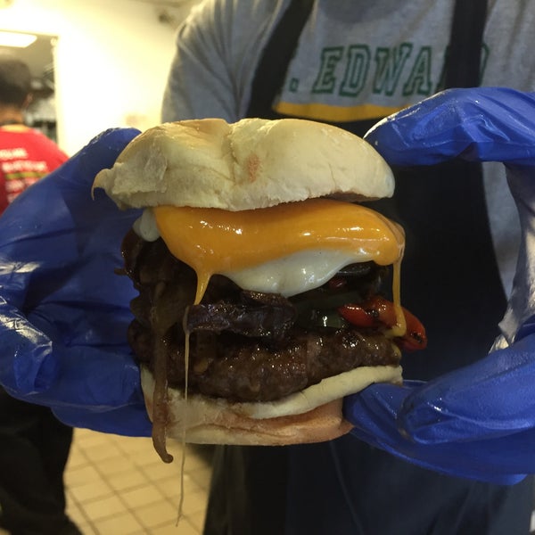 3/16/2016에 HondaPro J.님이 American Wild Burger에서 찍은 사진