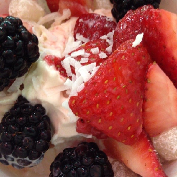 รูปภาพถ่ายที่ Fruttela Frozen Yogurt โดย Amanda H. เมื่อ 10/14/2013