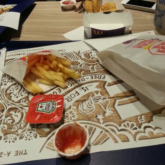 รูปภาพถ่ายที่ McDonald&#39;s โดย Amelia T. เมื่อ 2/3/2013