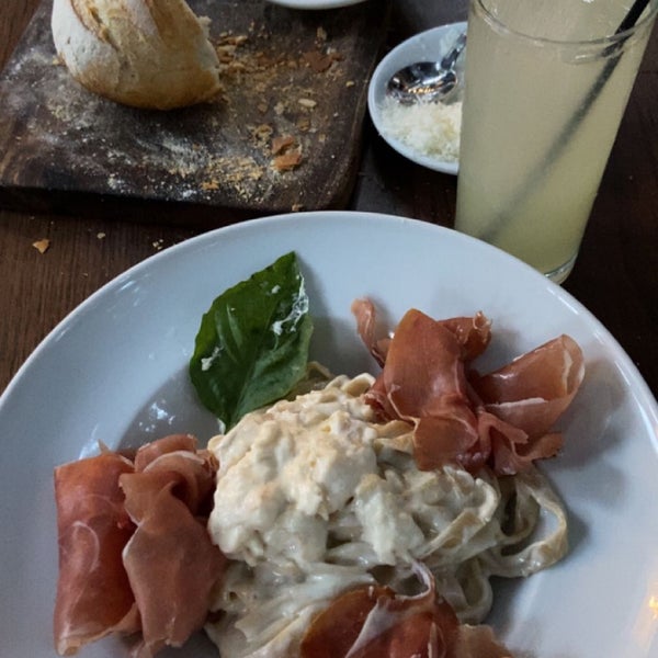 Pasta alla ruota con prosciutto muy rica y cremosa