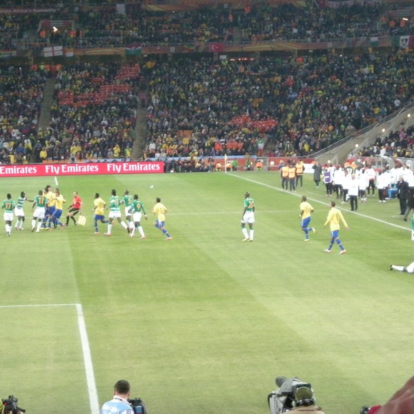 2010年南アフリカワールドカップの決勝戦の会場。First National BankがスポンサーでFNBスタジアムと呼ばれるが、ワールドカップ期間中はSoccer City Stadiumと呼ばれた。グループリーグのブラジル対コートジボアールを観戦。ハンドの誤審があったり乱闘騒ぎもあったりで、間近なゴール裏だったので楽しめました。モザイク状の外観も特徴的でした。