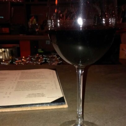 12/8/2012 tarihinde Leila P.ziyaretçi tarafından Jake&#39;s on 6th Wine Bar'de çekilen fotoğraf