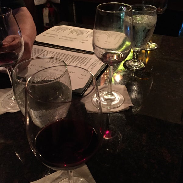 Foto tirada no(a) Dobson&#39;s Bar &amp; Restaurant por Leila P. em 5/27/2015