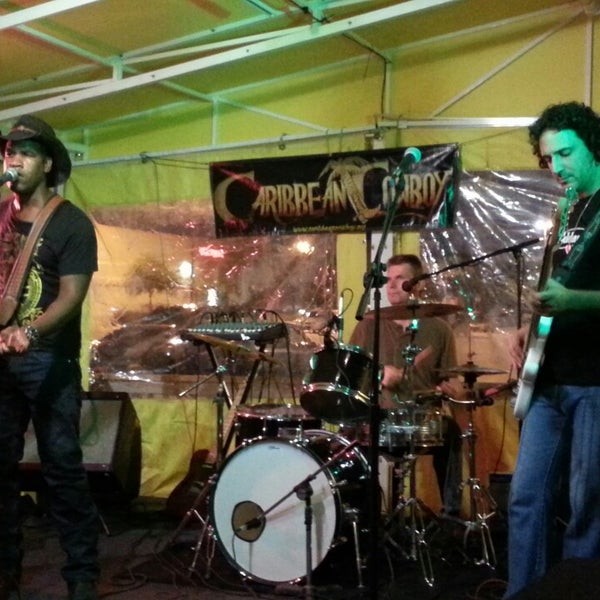 Foto tirada no(a) Blowfish Bar &amp; Grill por Gail R. em 8/24/2013