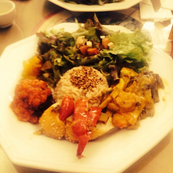 รูปภาพถ่ายที่ Mantra Gastronomia e Arte โดย daniela เมื่อ 10/25/2014